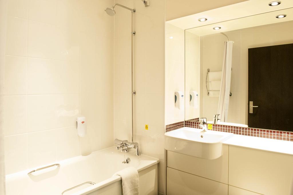 Premier Inn Watford North Room photo